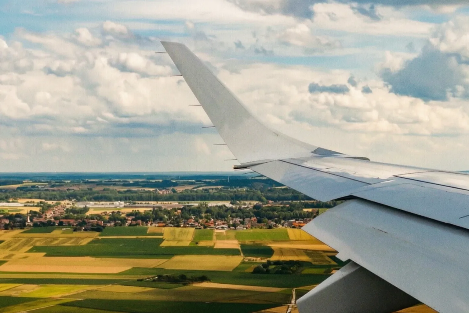 Данные IATA: пассажирский спрос падает, грузовой сегмент растёт, трансферы в Турцию дорожают