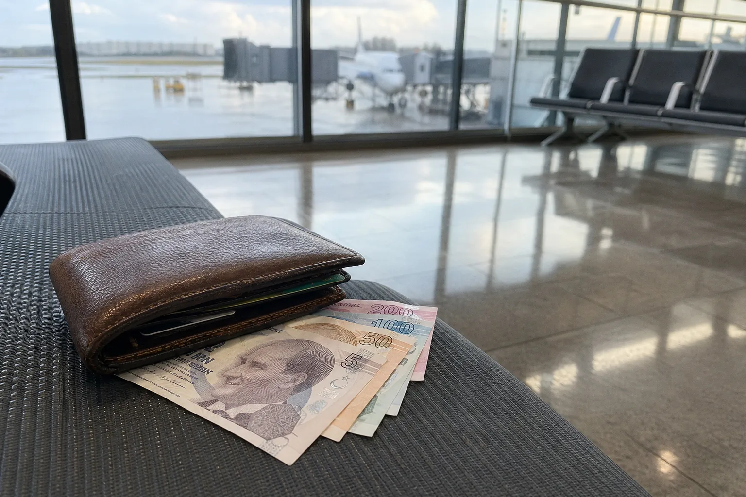 Оплата трансфера наличными лирами: правила расчета с водителем в Турции