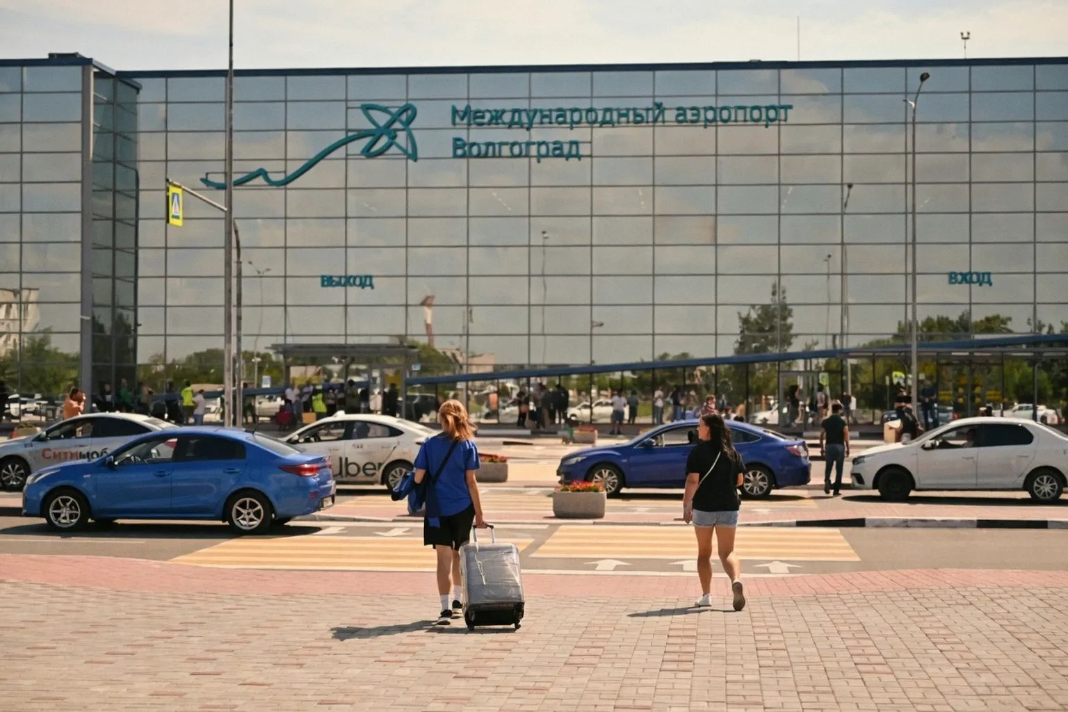 Сбой в работе аэропорта Волгограда: как задержки рейсов влияют на трансферы в Турцию
